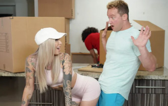 Cassidy Luxe in Moving In On My New Roommate